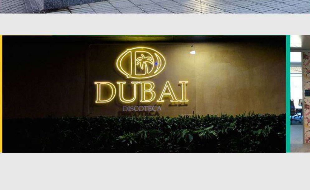 Rótulo de neón dorado de la discoteca Dubai