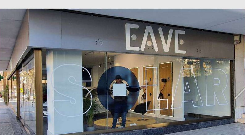 Rótulo de fachada de EAVE Solar en cristal