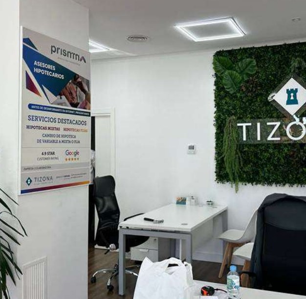 Muro vegetal y logo de Tizona en oficina